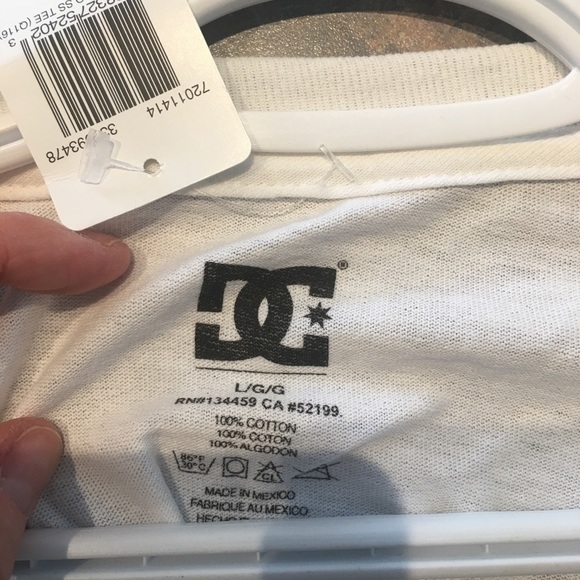 DC T-Shirt Size Large White with Red DC Logo - Picture 4 of 4